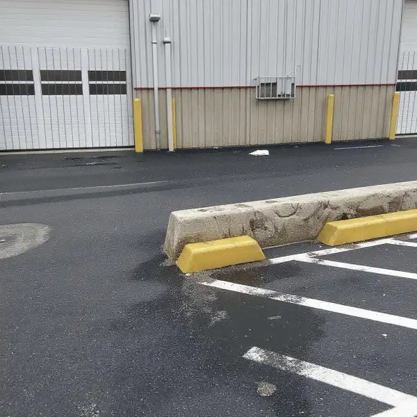 Парковочная зона автосервиса - до уборки